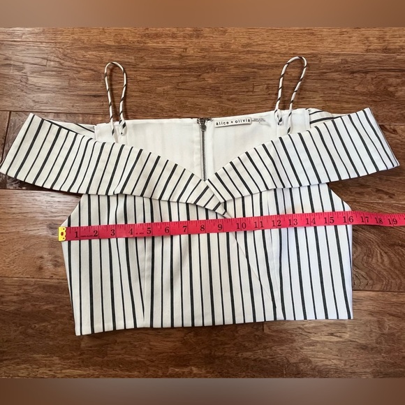 Alice + Olivia Haydee Cold Shoulder White Striped Off Crop Top, Size 8 - Picture 14 of 16